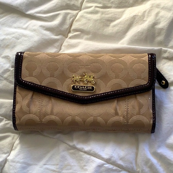 Coach wallet hardly used. Has a tiny stain - Picture 1 of 8